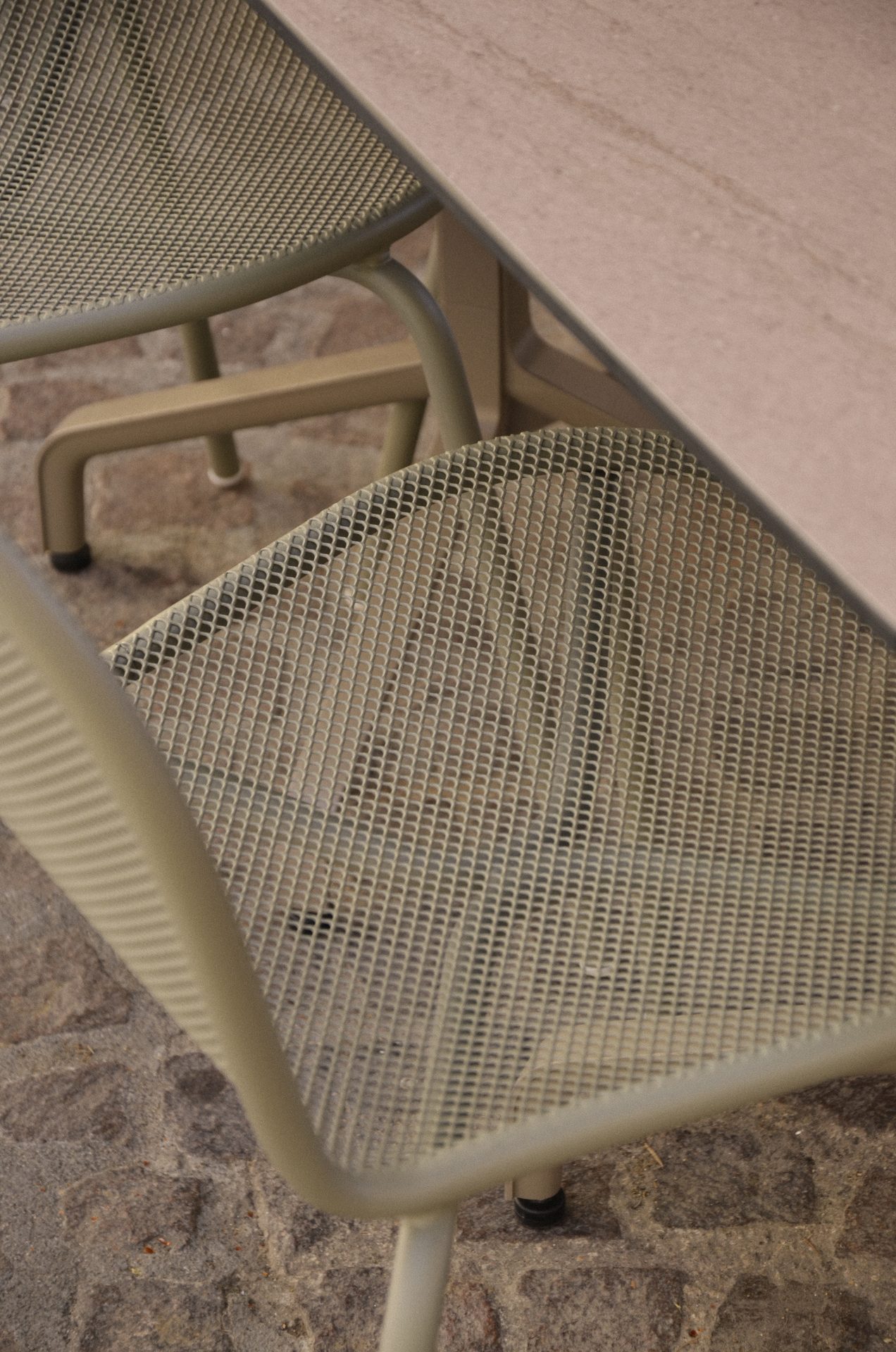 Fauteuils EMU autour d'une table, terrasse Le Four Aixois